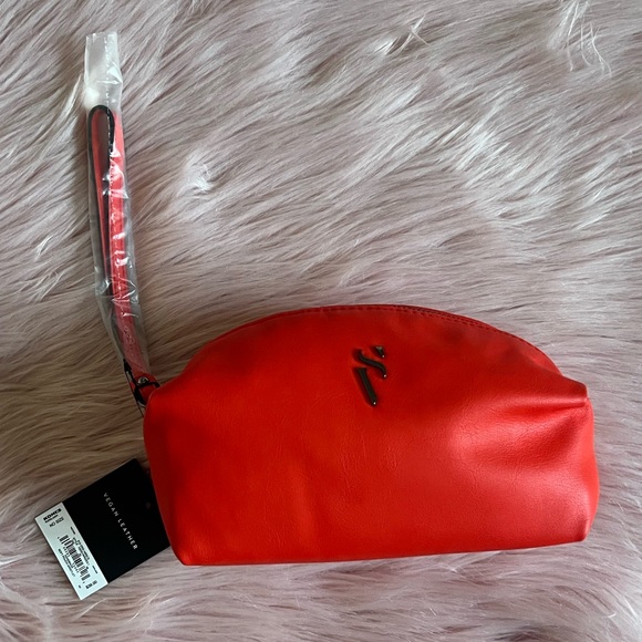 NWT Simply Vera Vera Wang Vegan Leather Red Wristlet  ❤️ - Picture 2 of 8